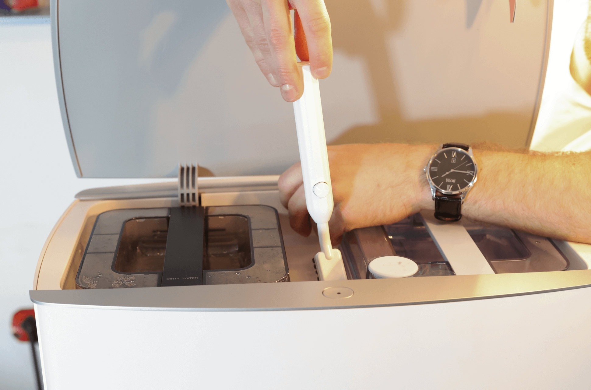 Die Reinigungsbürste wird in der OMNI Station des DEEBOT T20 verstaut.